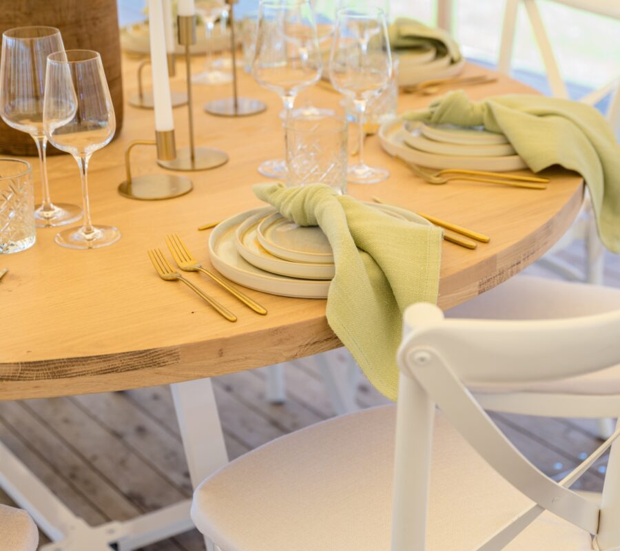 Oak tafel rond crossback wit gold glister muscat groen vintage gold vinophil geslepen glas kandelaar boeket bohemian