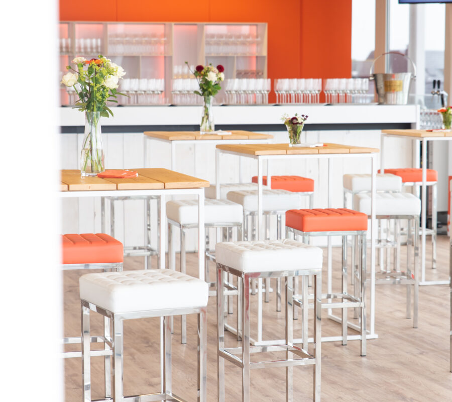 Pop barstoel oranje en wit 1